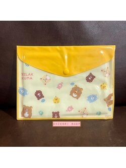 กระเป๋า Rilakkuma Everyone's Fully Filled Flat Pouch (Limited) แบบสีเหลือง ขนาด 18 x 24 ซม. ทำจาก PVC ไม่มีวางขายทั่วไป เป็นแบบต้องลุ้นกับทางหน้าร้าน San-X ที่ญี่ปุ่นเท่านั้น