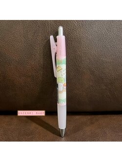 ปากกาหมึกดำ Pilot Opt. ลาย Sumikko Gurashi Forest สีชมพู ตรงคลิปที่หนีบเป็นแบบกด หนีบได้แน่น ไม่หลุดง่าย