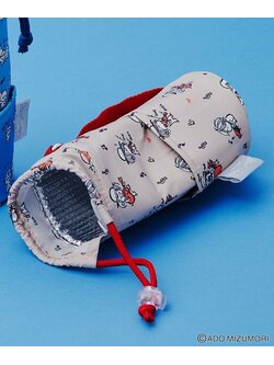 ที่ใส่ขวดน้ำ ลาย Ado Mizumori meets niko and ... สีเบจ ขนาด 19.5 ซม. เส้นผ่านศูนย์กลาง 7.5 ซม. ใส่ขวดแบบ 500 ml ได้ มีสายคล้อง เก็บอุณหภูมิได้ดี