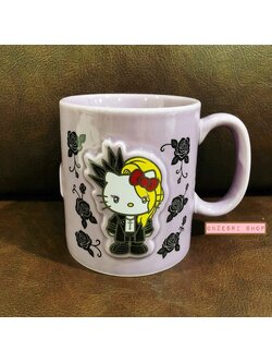 แก้วเซรามิค Yoshikitty Mug (Limited) สีม่วง ขนาด 9 x 9 ซม. ตรงลายทำเป็นนูน ๆ น่ารักมาก ไม่มีวางขายทั่วไป เป็นแบบต้องลุ้นกับทางหน้าร้าน Sanrio ที่ญี่ปุ่นเท่านั้น (สีจริงสีม่วงสวย พอดีถ่ายกับพื้นสีน้ำตาลแล้วสีเพี้ยนค่ะ)
