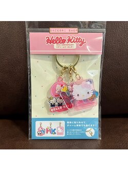 พวงกุญแจอะคริลิค Hello Kitty 50th Anniversary ตัวห้อย 3 ตัว แบบ Alphabet ขนาดตัวละประมาณ 4.5 x 4 x 0.2 ซม.