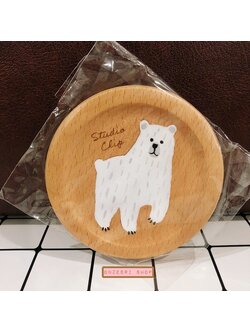 ที่รองแก้ว Studio Clip Wooden Coaster ลายหมีขาว จากร้าน Studio Clip Japan ขนาดเส้นผ่านศูนย์กลาง 9 ซม. ตรงลายเป็นลายวาดน่ารักมาก