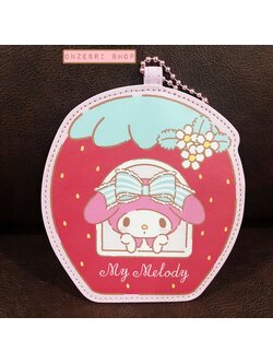 ที่ใส่บัตร My Melody Strawberry Pass Case ด้านบนมีโซ่ห้อย ขนาด 14 x 12 ซม. / ช่องใส่บัตร 6 x 9 ซม. ไม่มีขายทั่วไป เป็นแบบต้องลุ้นกับทางหน้าร้าน Sanrio ที่ญี่ปุ่นเท่านั้น
