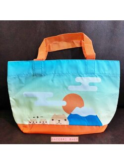 กระเป๋า Kapibarasan Japan Design Tote Bag เป็นแบบผ้าร่มบาง ขนาด 28 x 18 x 9 ซม. วัดไม่รวมสาย