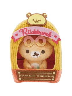 เซ็ตตุ๊กตา Rilakkuma Yum Yum Sweets? Amusement Park (Limited) แบบ Rilakkuma นั่งในร้านขายของที่ระลึก ขนาด 11.5 x 9 x 6.5 ซม.