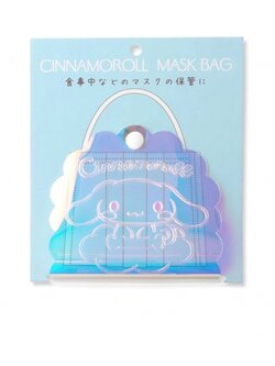 Sanrio Mask Bag แบบ Cinnamoroll เป็นที่เก็บหน้ากากอนามัยแบบพับได้ ทำจาก TPU เป็นโฮโลแกรมวิ้ง ๆ มีกระดุมติด เวลาเก็บแล้วเอาสายหน้ากากมาทำเป็นหูกระเป๋า ขนาด 12 x 12 x 1.5 ซม.