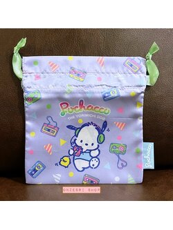 กระเป๋ารูดเชือก Sanrio 80s สีสดใส ลาย Pochacco สีม่วง เป็นเหมือนผ้าลื่น ๆ ขนาด 15 x 16 ซม.