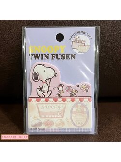 กระดาษโน้ตแบบมีกาว 2 ลายในแพ็ค Snoopy Twin Fusen ลายร้านของหวานสีม่วง มี 2 ลาย ลายละ 15 แผ่น ขนาด 10 x 6.5 x 1.2 ซม.