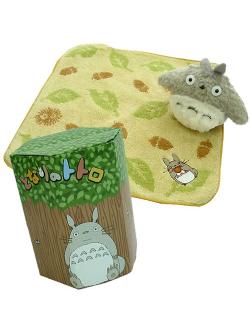My Neighbor Totoro Towel & Doll Gift Box จากญี่ปุ่น เปิดออกมา ด้านหนึ่งเป็นผ้าขนหนู ขนาด 25 x 25 ซม. อีกด้านเป็นตุ๊กตานุ่มนิ่ม ขนาด 12 x 10.5 x 10 ซม. ตรงมุมไม่ค่อยเนี้ยบนิดหน่อย มาจากการจัดเก็บ