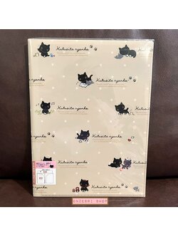 แฟ้ม A4 แมวดำ Kutusita Nyanko สีน้ำตาลอ่อนจุดขาว ด้านในใส่เอกสารได้สองด้านซ้ายขวา เป็นแบบ pocket ใส่ได้ 10 ช่อง