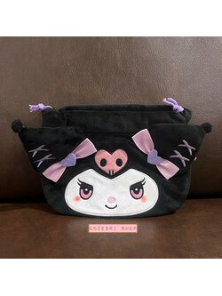 กระเป๋ารูดเชือก Kuromi Face with Ribbon ขนาด 18 x 15 ซม. ไม่มีวางขายทั่วไป เป็นแบบต้องลุ้นกับทางหน้าร้าน Sanrio ที่ญี่ปุ่นเท่านั้น