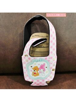 ที่หิ้วแก้วกาแฟ My Melody x Suzy's Zoo ลายตารางสีชมพูขาว เป็นผ้า ใส่แก้วกาแฟแบบแก้วเล็กขนาด 8 x 10 x 5 ซม. ได้ ขนาด 12 x 24 x 2.5 ซม.