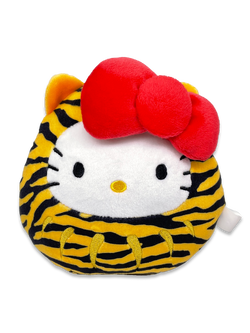 ตุ๊กตา Hello Kitty Fukutora (Limited) เป็นชุดผสมกันระหว่างตุ๊กตาดารุมะกับเสือนำโชค ขนาด 14 x 15 x 10.5 ซม.