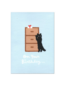 Birthday Pop Up Card จาก Hallmark Japan การ์ดอวยพรวันเกิด แบบน้องแมวออกมาจากลิ้นชัก สีฟ้า เขียนด้านหลังได้ มาพร้อมซองสีเหลืองลายน่ารัก ขนาด 12 x 16.8 x 0.5 ซม.