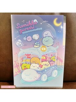แฟ้ม A4 ลาย Sumikko Gurashi Welcome to the Night Park แยกใส่เอกสารได้ 5 ช่อง ด้านหน้าเป็นรูปตัวการ์ตูนไดคัทใส่เอกสารได้