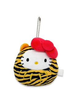 พวงกุญแจตุ๊กตา Hello Kitty Fukutora (Limited) เป็นชุดผสมกันระหว่างตุ๊กตาดารุมะกับเสือนำโชค ขนาด 11 x 10 x 7 ซม.