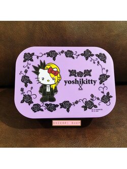 กล่องเก็บของ Yoshikitty Accessory Case & Mirror (Limited) สีม่วง ขนาด 15.5 x 11.3 x 5.8 ซม. ด้านในเป็นกระจก มีช่องแบ่งเก็บของ ไม่มีวางขายทั่วไป เป็นแบบต้องลุ้นกับทางหน้าร้าน Sanrio ที่ญี่ปุ่นเท่านั้น