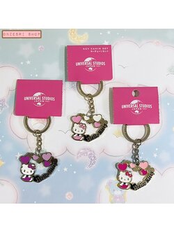 พวงกุญแจ Hello Kitty ลายหัวใจ จาก Universal Studios Japan ทำจากโลหะ ด้านหลังมีปั๊มโลโก้ สูงประมาณ 7 ซม. มี 3 สีให้เลือก