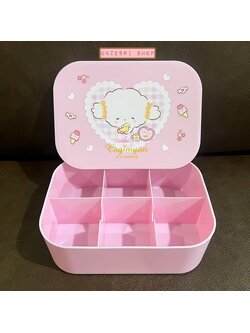 กล่องเก็บของ Cogimyun Accessory Case & Mirror (Limited) สีชมพู ขนาด 15.5 x 11.3 x 5.8 ซม. ด้านในเป็นกระจก มีช่องแบ่งเก็บของ ไม่มีวางขายทั่วไป เป็นแบบต้องลุ้นกับทางหน้าร้าน Sanrio ที่ญี่ปุ่นเท่านั้น
