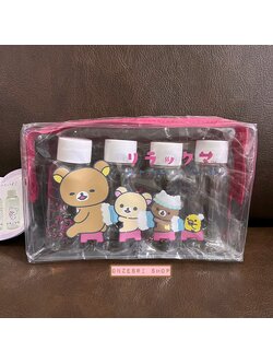 กระเป๋า Rilakkuma Neko Neko no Yu Travel Bottle Pouch Set เป็นกระเป๋าพลาสติก มาพร้อมขวดเปล่า 4 ใบ ขนาดกระเป๋า 10.5 x 17.5 x 4.5 ซม. ขนาดขวด 9.5 x 3.5 ซม.