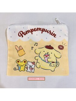 กระเป๋า Pompompurin Bag-Liked Pouch แบบสีเหลือง-ขาว ขนาด 14.5 x 11.5 ซม. ทำเป็นลายกระเป๋าน่ารัก มีซิปปิดเปิดด้านบน ทำจากผ้า