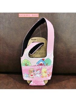 ที่หิ้วแก้วกาแฟ My Melody x Suzy's Zoo ลายสีชมพูเข้ม เป็นผ้า ใส่แก้วกาแฟแบบแก้วเล็กขนาด 8 x 10 x 5 ซม. ได้ ขนาด 12 x 24 x 2.5 ซม.