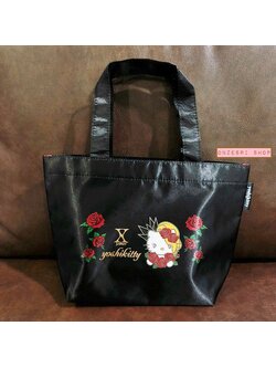 กระเป๋า Yoshikitty Tote Bag (Limited) สีดำ ขนาด 30 x 20 x 10 ซม. วัดไม่รวมหู เป็นแบบผ้าซาตินเงา ๆ (ทำจากโพลีเอสเตอร์) ไม่มีวางขายทั่วไป เป็นแบบต้องลุ้นกับทางหน้าร้าน Sanrio ที่ญี่ปุ่นเท่านั้น