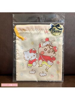กระเป๋ารูดเชือก Crayon Shinchan x Sanrio Characters ลายกระโดด ขนาด 17 x 19 ซม. เป็นผ้าลื่น ๆ แบบซาติน