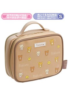 กระเป๋า Rilakkuma Always with Rilakkuma HOME Bag มีหลายช่อง มีหูหิ้ว ด้านหลังเป็นช่องใส ไว้โชว์ตุ๊กตาได้ ขนาด 20 x 23 x 10 ซม.