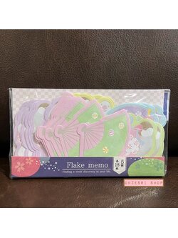 กระดาษ Flake Memo ลาย Kotori Asobi (นกน้อย) เป็นกระดาษโน้ตอเนกประสงค์ลายสวย ขนาดแผ่นละประมาณ 8 x 5 ซม. มี 5 ลาย รวม 90 แผ่น