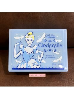 กล่องใส่ของเล็กน้อย/เครื่องประดับลายเจ้าหญิงดิสนีย์จากแบรนด์ Skater Japan มีกระจกด้านใน มีช่องใส่ของ 3 ช่อง ขนาด 15.5 x 11.5 x 4 ซม. ลาย Cinderella