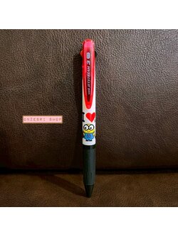 ปากกา Jetstream 0.5 ลาย Minion สีแดงขาว หมึกมี 3 สี แดง ดำ น้ำเงิน ตรงที่เสียบเป็นแบบคลิป ติดแน่น