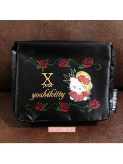 กระเป๋า Yoshikitty Pouch (Limited) สีดำ ขนาด 16 x 13 x 5 ซม. เป็นแบบผ้าซาตินเงา ๆ (ทำจากโพลีเอสเตอร์) ไม่มีวางขายทั่วไป เป็นแบบต้องลุ้นกับทางหน้าร้าน Sanrio ที่ญี่ปุ่นเท่านั้น
