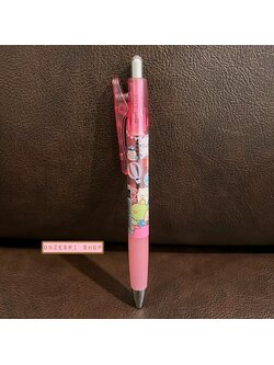 ปากกาหมึกดำ Pilot Opt. ลาย Sumikko Gurashi Travel สีชมพู ตรงคลิปที่หนีบเป็นแบบกด หนีบได้แน่น ไม่หลุดง่าย