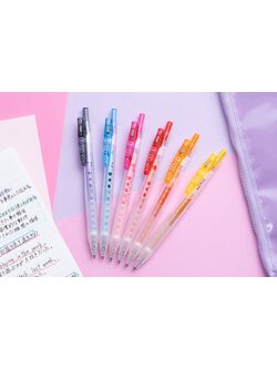 ปากกา Zebra Sarasa Clip x Yupon (Limited) คอลเลกชั่นร่วมกับคุณ Yupon ที่เป็น Youtuber ชาวญี่ปุ่น ลายตรงด้ามมีขีดระดับตัวเลขไว้บอกระดับหมึกคงเหลือ หัว 0.5 มี 6 สีให้เลือก