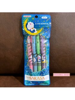 Set ปากกา Zebra Sarasa Clip จากญี่ปุ่น ลาย Doraemon Sleep สีฟ้า หัว 1.0 รวม 4 แท่ง หมึกสี Shiny Pink, Shiny Blue, Shiny Green, Shiny Purple