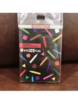 กระดาษโน้ตมีกาว Delfino Sticky Note แบบเล่ม ลายจากแบรนด์เครื่องเขียน Sakura Coupy-Pencil สีสดใส ใช้คั่นหน้าหรือแปะเขียนข้อความได้ มีกาวด้านหลัง มี Sticker ที่สามารถทำเป็น index ได้ด้วย ขนาด 9 x 7 x 1 ซม. มีลายด้านใน 13 ลาย รวม 195 แผ่น