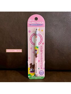ดินสอกด Kurutoga ลาย The Bear's School แท่งสีชมพูลายจุด หัว 0.5 แบรนด์นี้ขึ้นชื่อด้านมีระบบเหลาไส้เองในตัวดินสอ ทำให้เวลาเขียนเส้นจะคมชัดตลอด