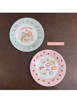 จานเมลามีนใบเล็ก Sumikko Gurashi x Sakuma Strawberry Milk Candy(Limited) ขนาด 15 x 15 ซม. ไม่มีขายทั่วไป เป็นแบบต้องลุ้นกับทางหน้าร้าน San-X ที่ญี่ปุ่นเท่านั้น มี 2 แบบให้เลือก