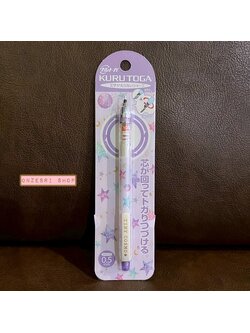 ดินสอกด Kurutoga ลาย Tiny Cosmo พื้นสีม่วงลายดาวสีพาสเทล หัว 0.5 แบรนด์นี้ขึ้นชื่อด้านมีระบบเหลาไส้เองในตัวดินสอ ทำให้เวลาเขียนเส้นจะคมชัดตลอด