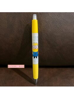 ดินสอกด Pilot Opt. ลาย Minion สีเหลือง สะดวกตรงการเขย่าไส้ได้แทนการกด ตรงคลิปที่หนีบเป็นแบบกด หนีบได้แน่น ไม่หลุดง่าย