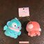 เซ็ตพวงกุญแจตุ๊กตา Sanrio Nikonui แบบ Hangyodon & Sayuri ตรงแก้มมีแม่เหล็ก ดูดติดกันได้ ขนาด 18 x 15 x 5 ซม.