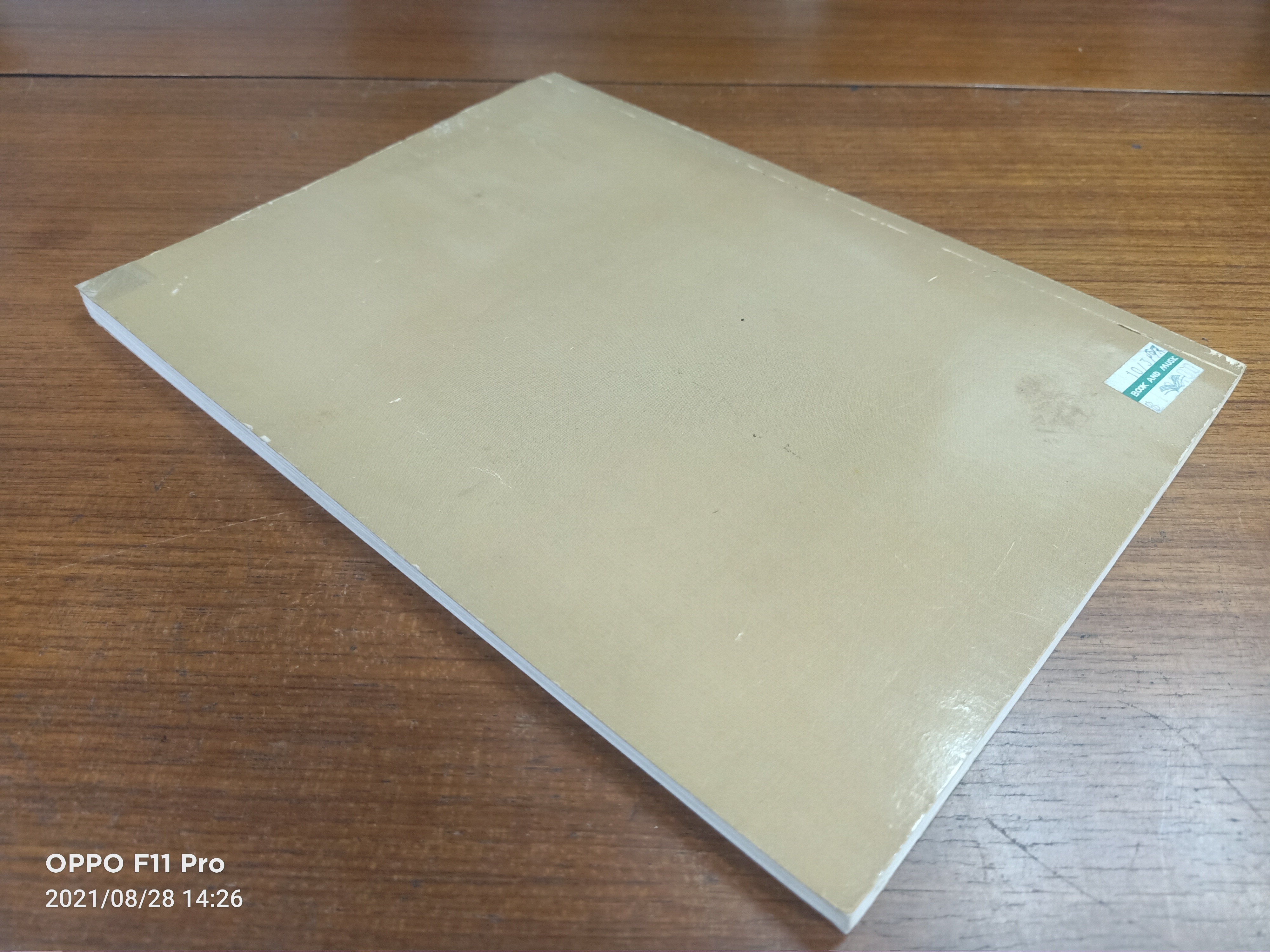 เครื่องตกแต่งบ้านอย่างง่าย (ตรงหัวปกหนังสือมีรอยน้ำตามรุปที่ถ่าย) / เรียบเรียงโดย เรวดี จงสุวัฒน์