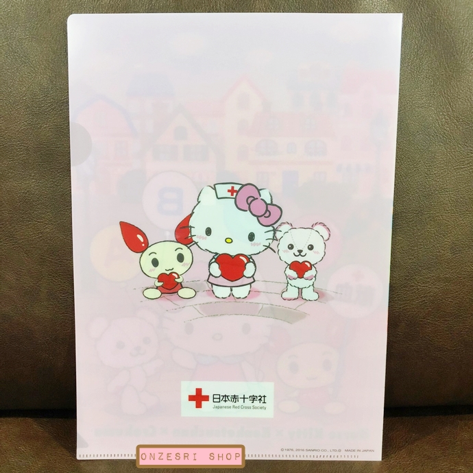 แฟ้ม A4 Hello Kitty x Japanese Red Cross Society (Limited) แบบ Nurse Kitty x Kenketsuchan x CroKuma เป็นของที่ทาง Sanrio Japan ทำร่วมกับสภากาชาดญี่ปุ่น ไม่มีขายทั่วไป