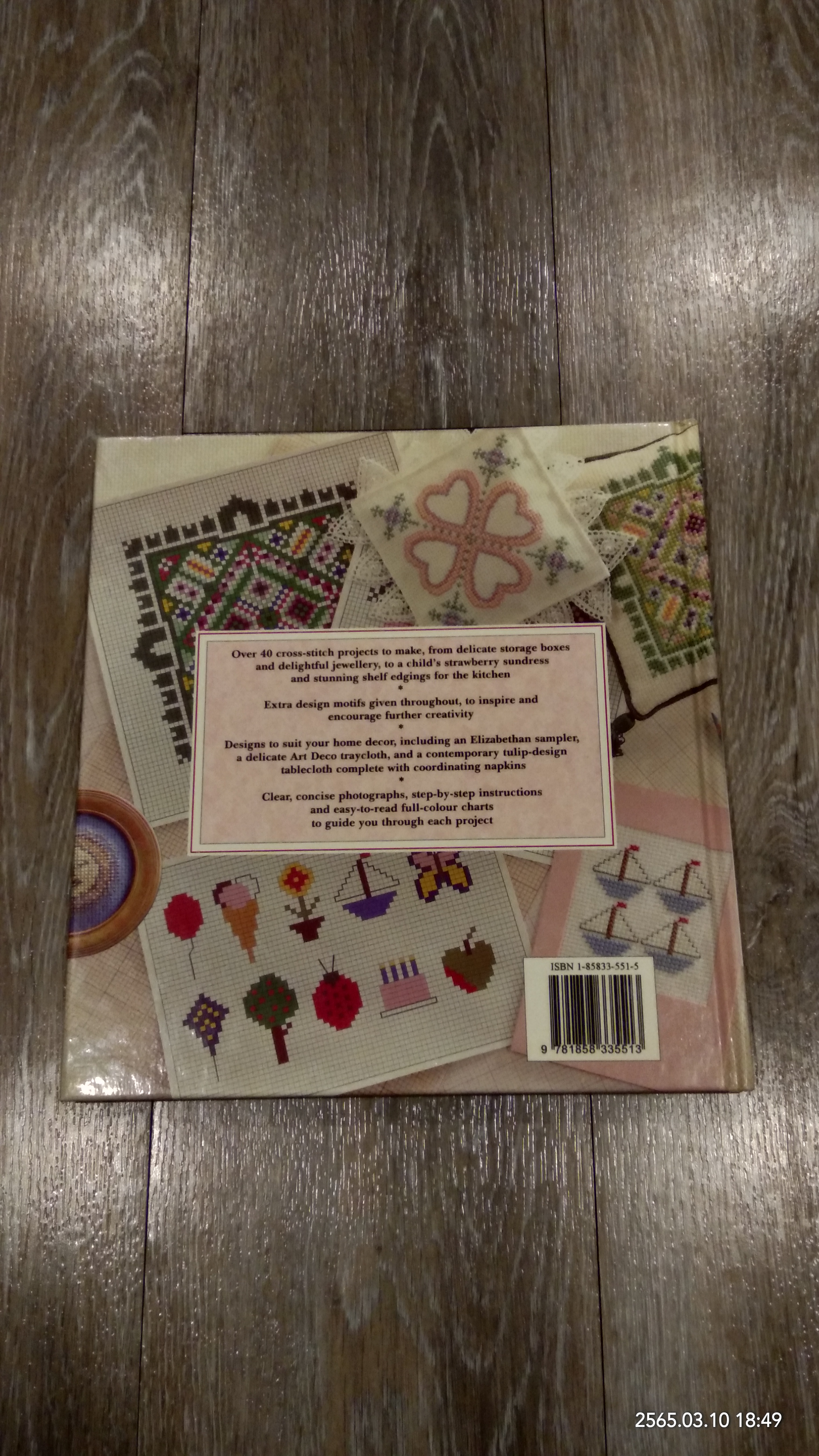 THE NEEDLEWORKER 'S COLLECTION : DESIGNS IN CROSS STITCH