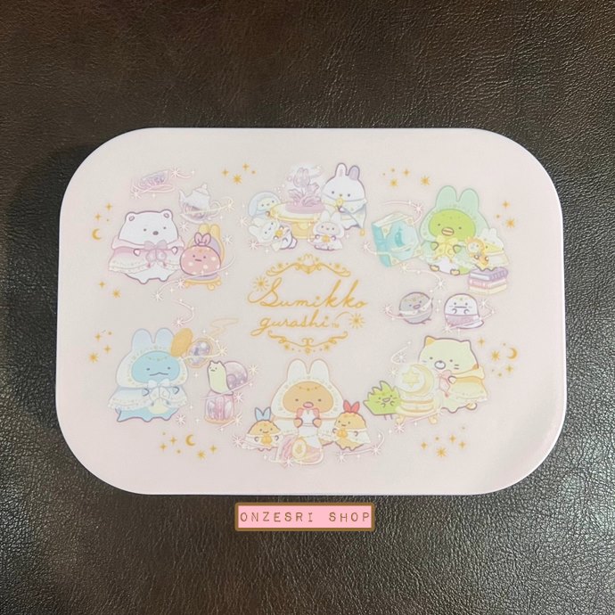 กล่องเก็บของ Sumikko Gurashi Rabbit's Mysterious Charm Accessory Case & Mirror (Limited) แบบสีชมพู ขนาด 15.5 x 11 x 6 ซม. ด้านในเป็นกระจก มีช่องแบ่งเก็บของ ไม่มีวางขายทั่วไป เป็นแบบต้องลุ้นกับทางหน้าร้าน San-X ที่ญี่ปุ่นเท่านั้น
