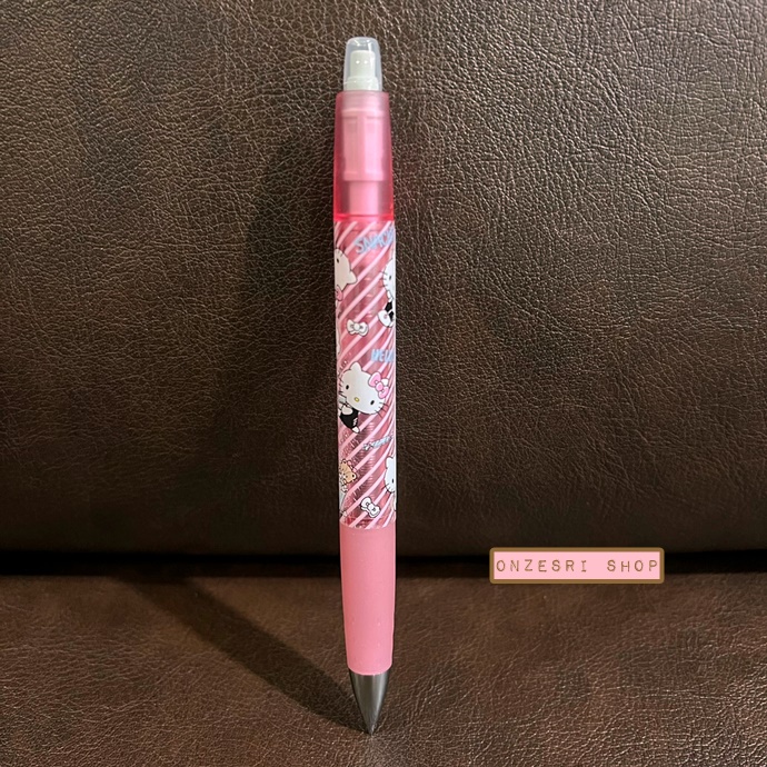 ดินสอกด Pilot Opt. ลาย Hello Kitty สีชมพูลายทาง สะดวกตรงการเขย่าไส้ได้แทนการกด ตรงคลิปที่หนีบเป็นแบบกด หนีบได้แน่น ไม่หลุดง่าย