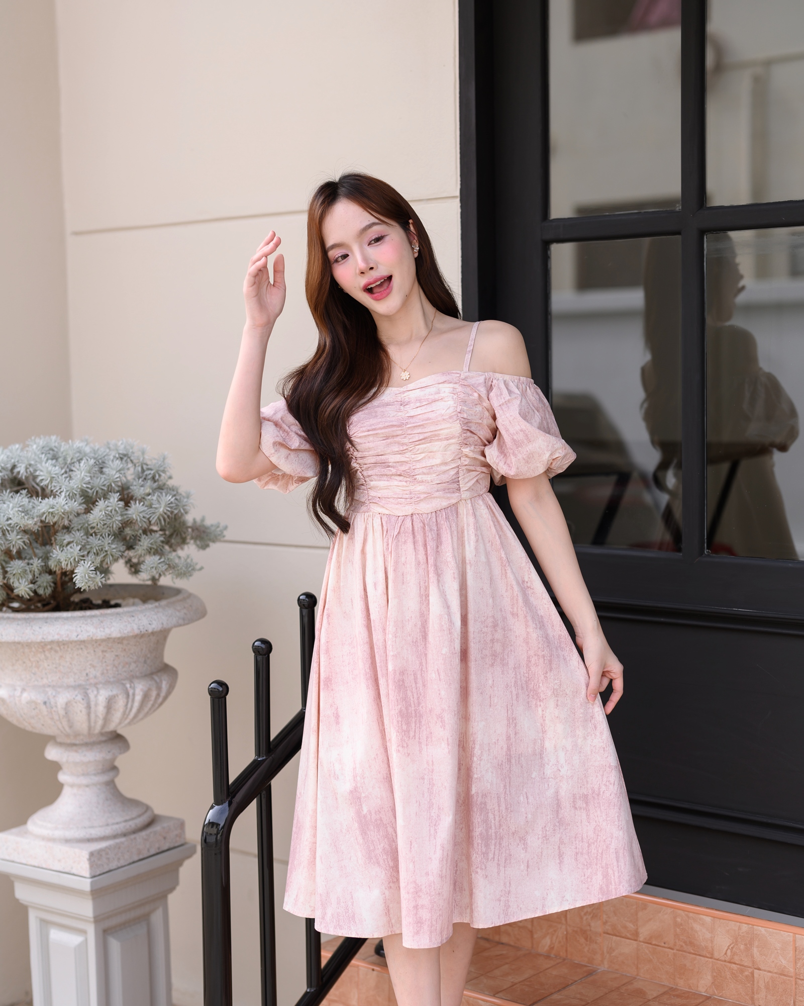 Pastel Puff Sleeve Dress เดรสเปิดไหล่แขนพอง : สีชมพู