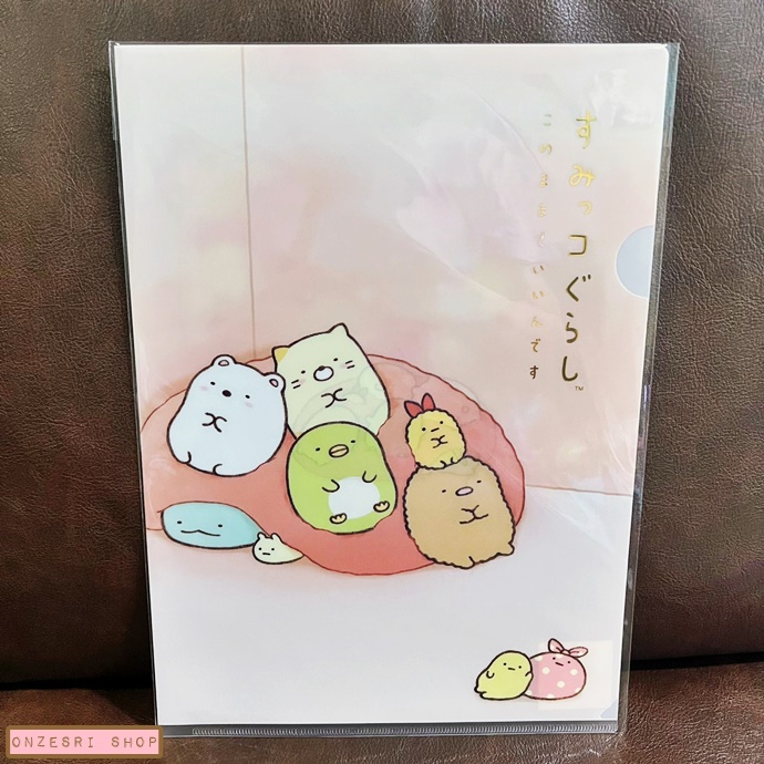 แฟ้ม A4 Sumikko Gurashi Picture Book Art Collection - Pink Cushion ตรงตัวหนังสือด้านหน้าเป็นแบบปั๊มลึกสีทอง