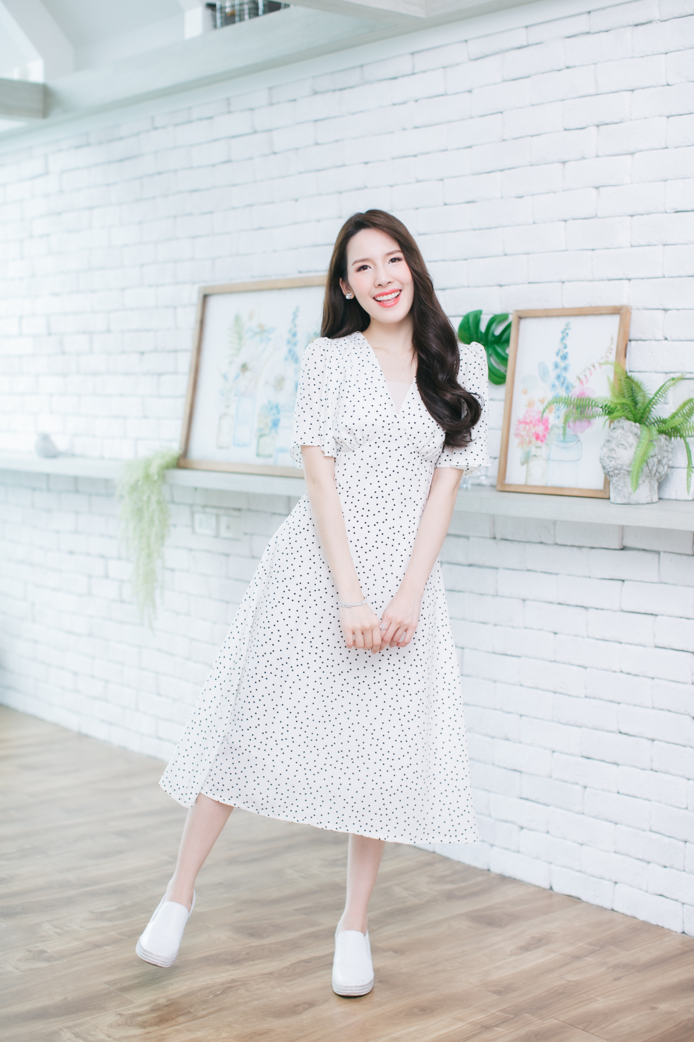 Dotty Midi Dress – สีขาวจุดดำ